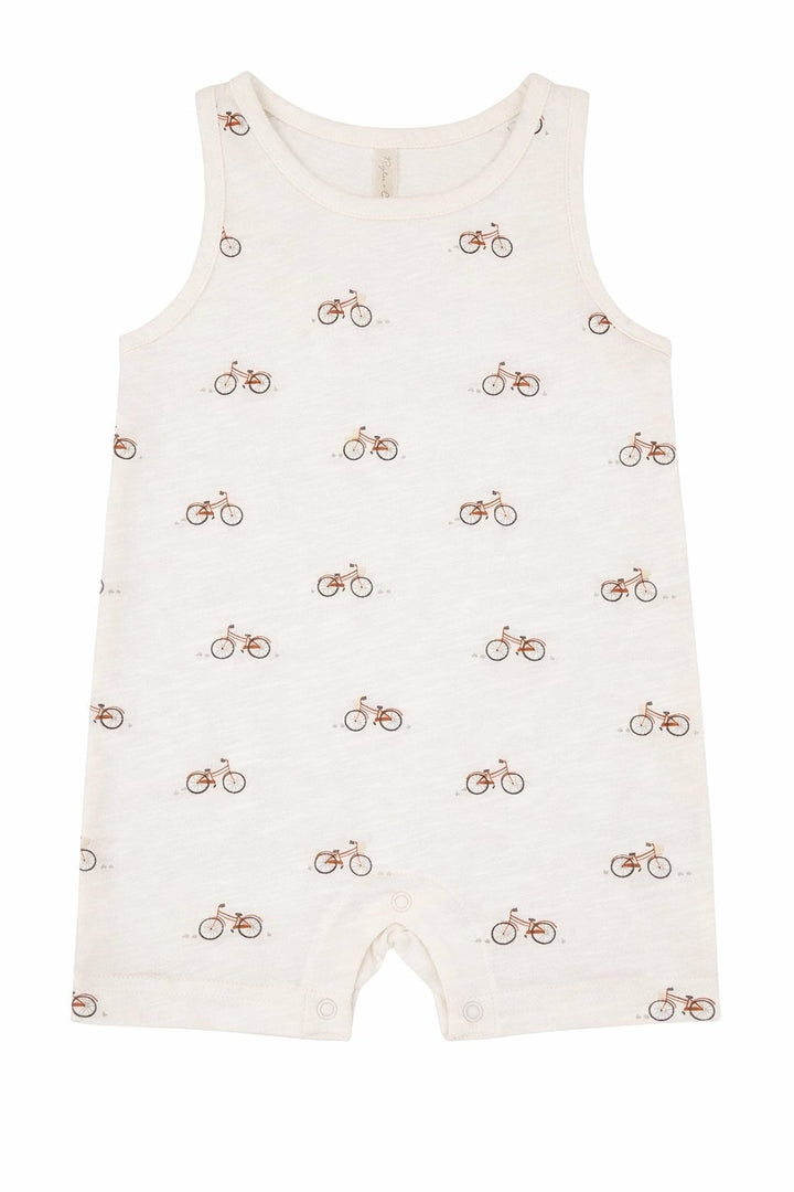 Une pièce barboteuse beige avec motif bicyclette Rylee + Cru