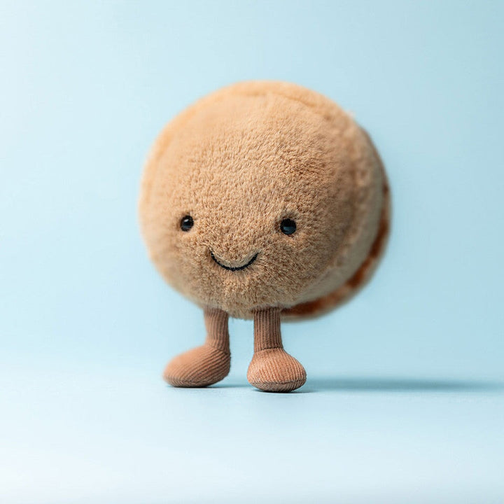 Mona le Macaron de Jellycat est une peluche douce et adorable. 