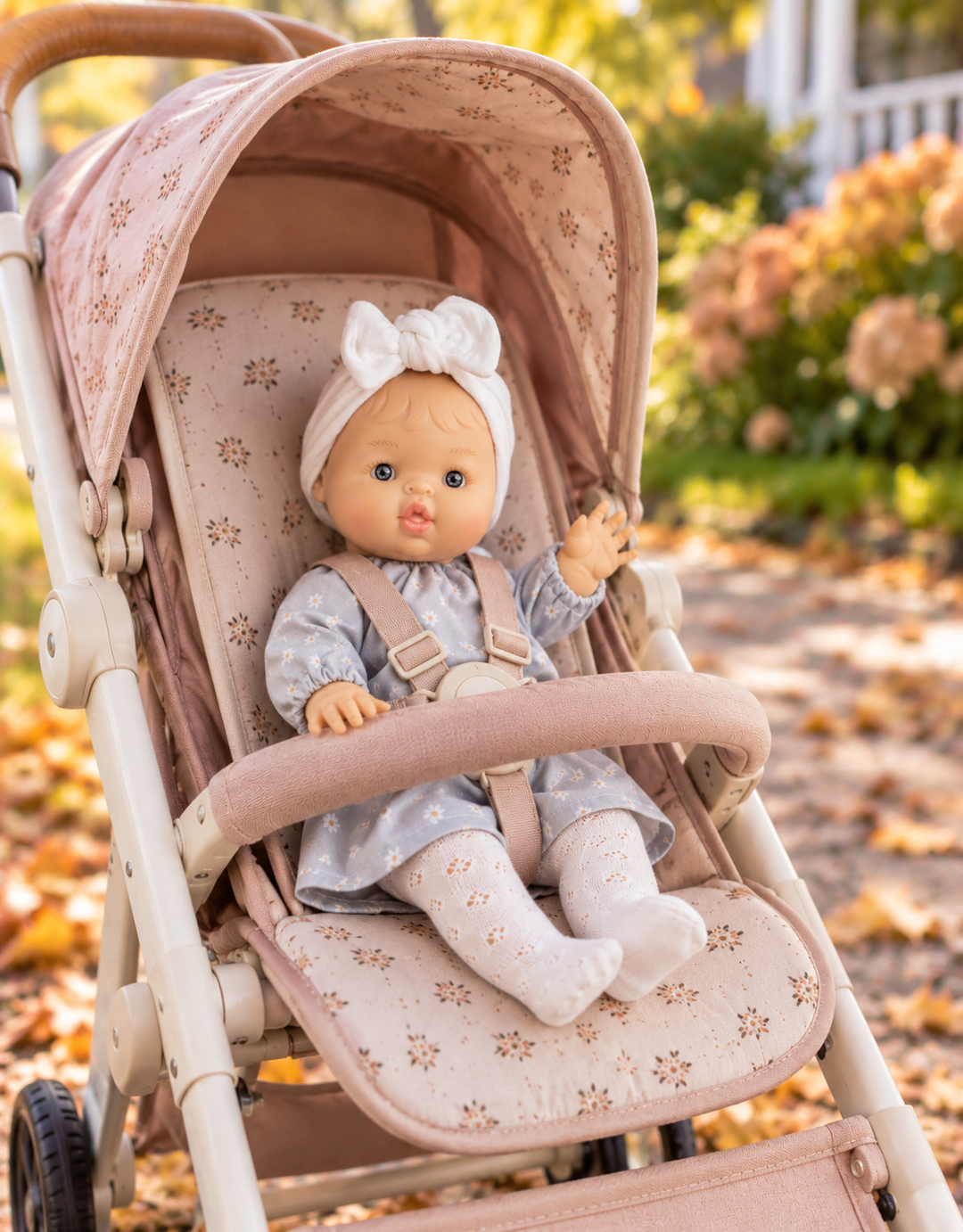 Poupée Gordis Raky avec blouse fleurie et bandeau Paola Reina