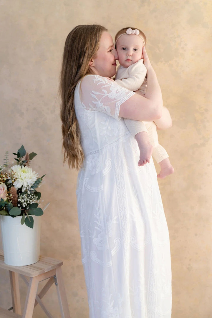 robe rose maternité blanche broderie vêtement maman Amélia compagnie québécoise
