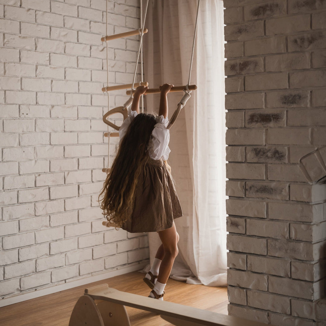 Salle de sport suspendue - Trapèze avec anneaux en bois Kinderfeets Mlle et Coco