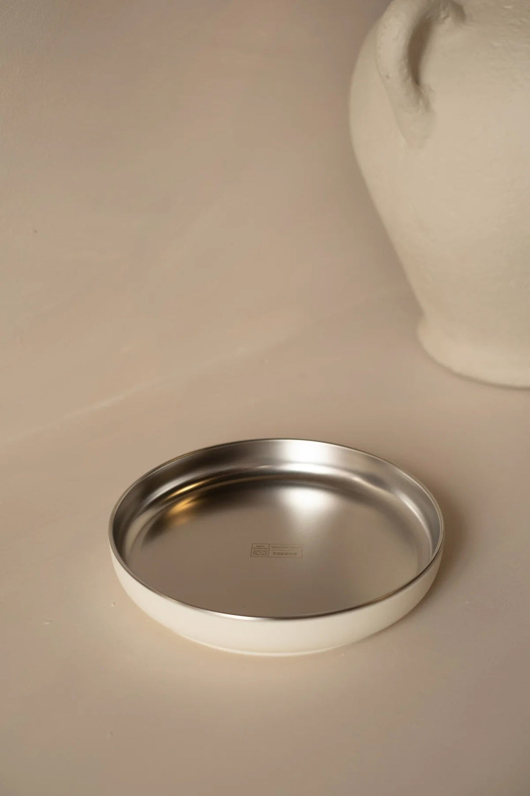 Assiette pour enfant acier inoxydable et silicone alimentaire (base amovible) blanc crème Micasso Mlle et Coco