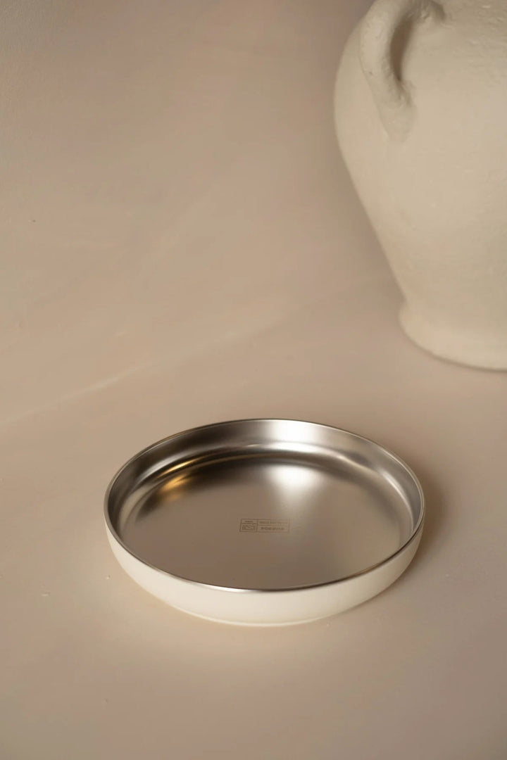 Assiette pour enfant acier inoxydable et silicone alimentaire (base amovible) blanc crème Micasso Mlle et Coco