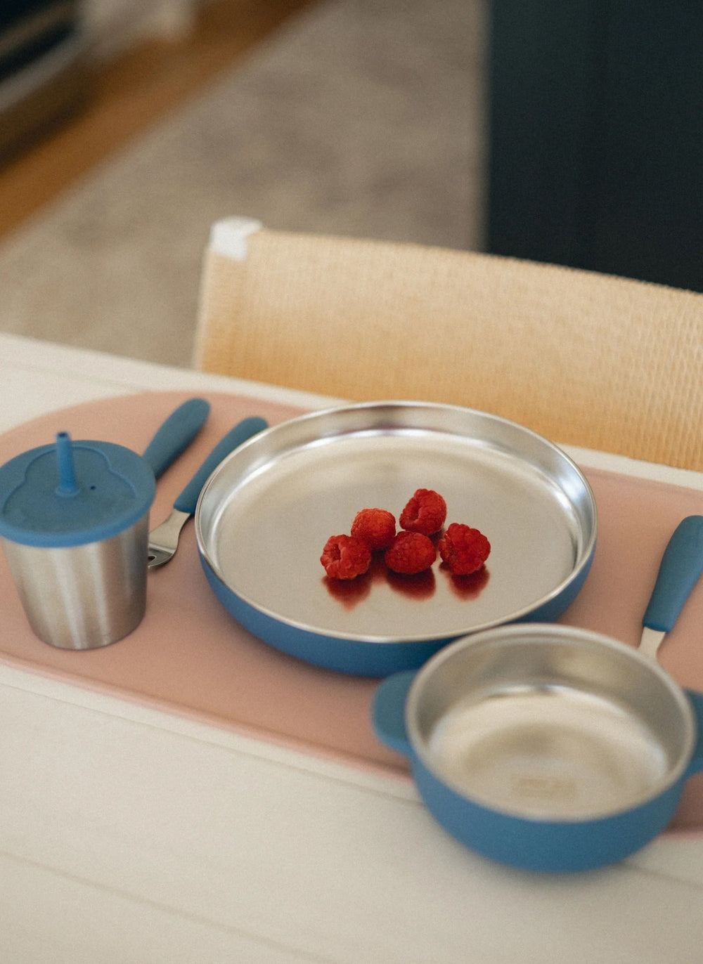 Assiette pour enfant acier inoxydable et silicone alimentaire (base amovible) blanc crème Micasso Mlle et Coco