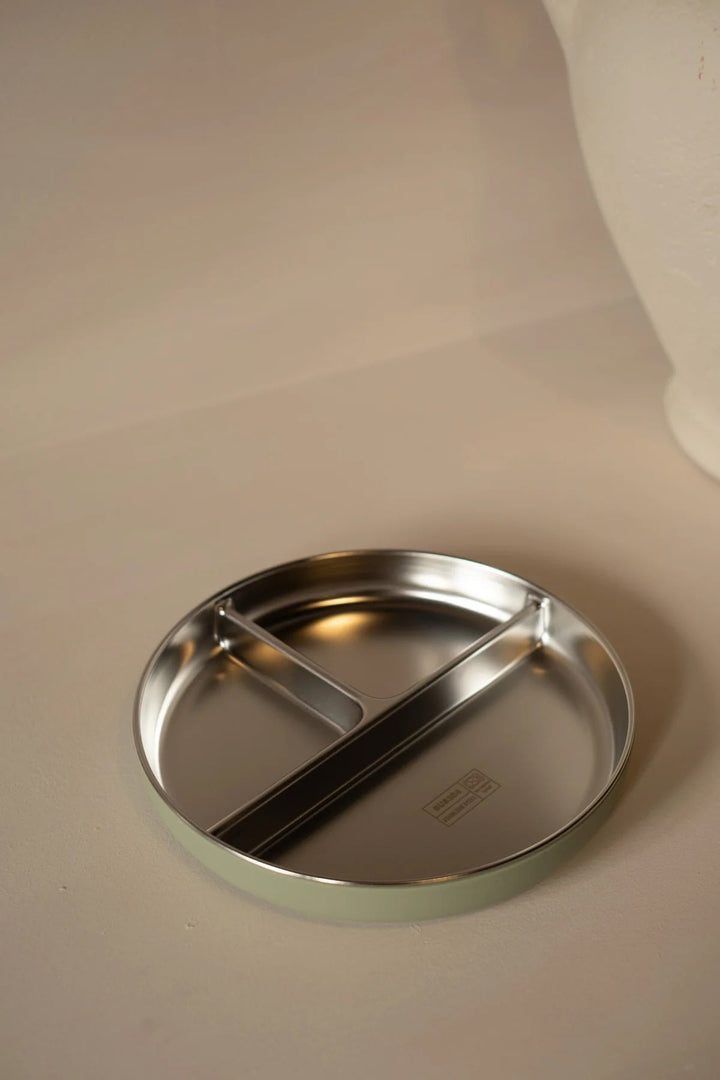Assiette à ventouse divisée – acier inoxydable et silicone alimentaire vert tendre Micasso Mlle et Coco