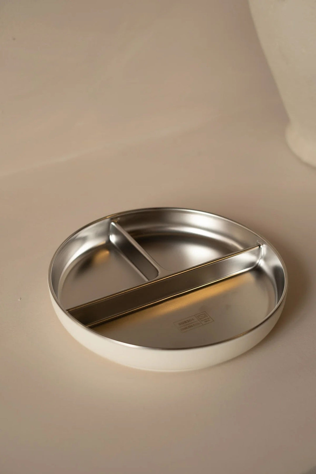 Assiette à ventouse divisée – acier inoxydable et silicone alimentaire blanc crème Micasso Mlle et Coco