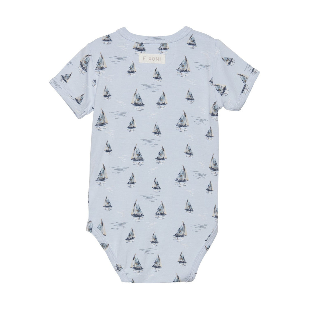cache-couches bleu motifs bateaux vêtement bébé Fixoni