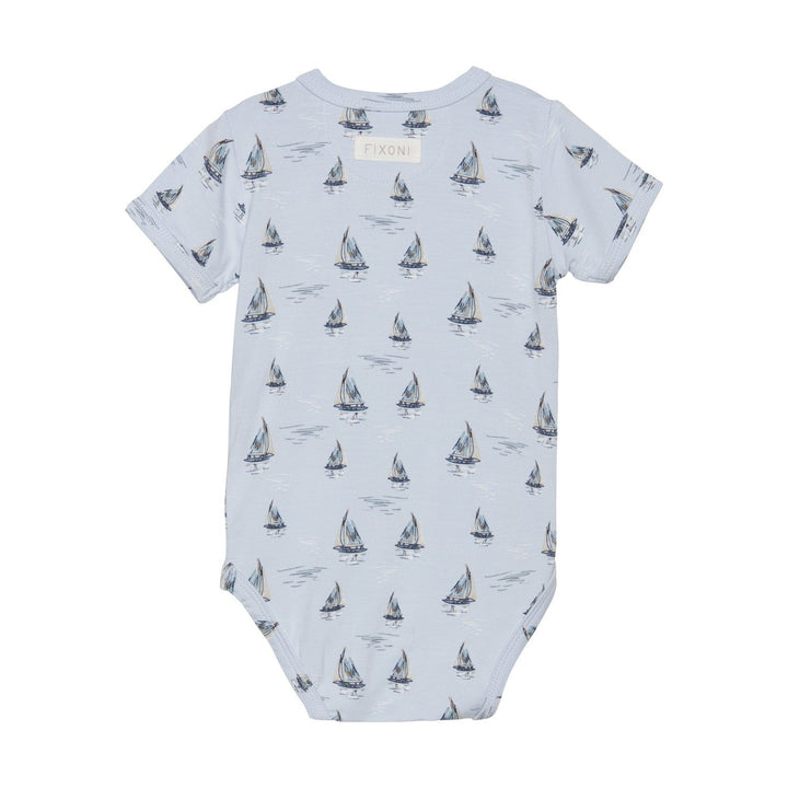 cache-couches bleu motifs bateaux vêtement bébé Fixoni