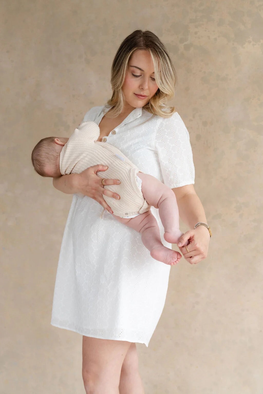 Robe rose maternité allaitement broderie blanche compagnie québécoise Bianca