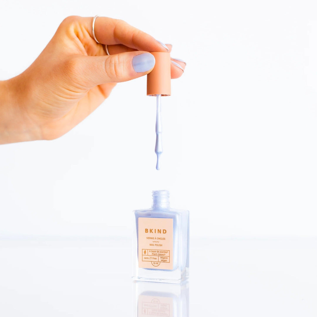 Bkind vernis ongles non toxique sassy swan bleu brillant compagnie québécoise