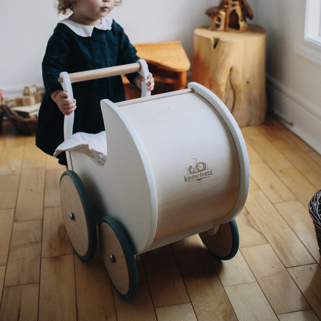 Petite poussette en bois blanche Kinderfeets Mlle et Coco