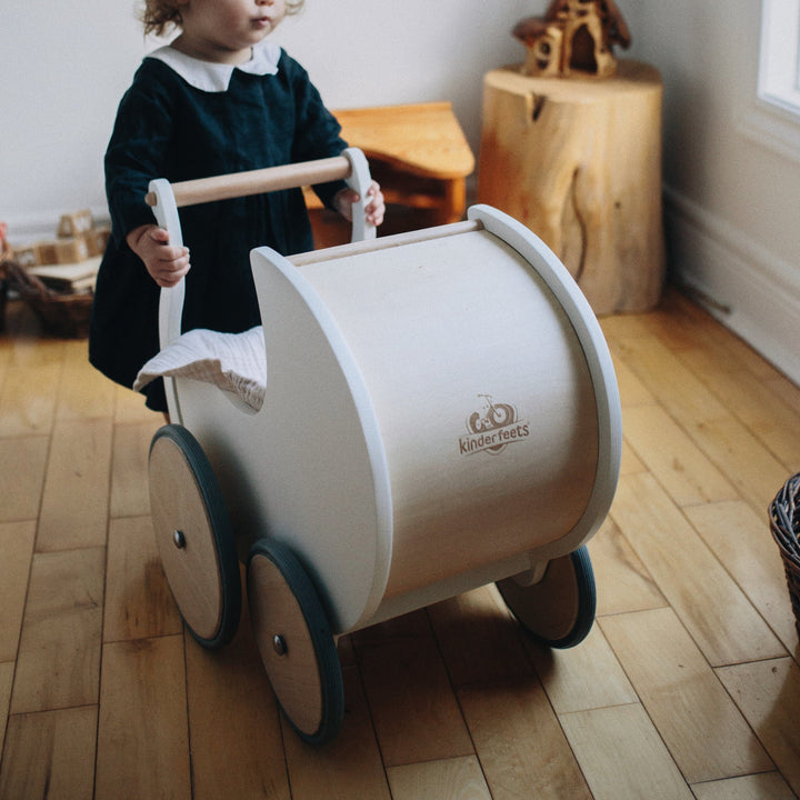 Petite poussette en bois blanche Kinderfeets Mlle et Coco