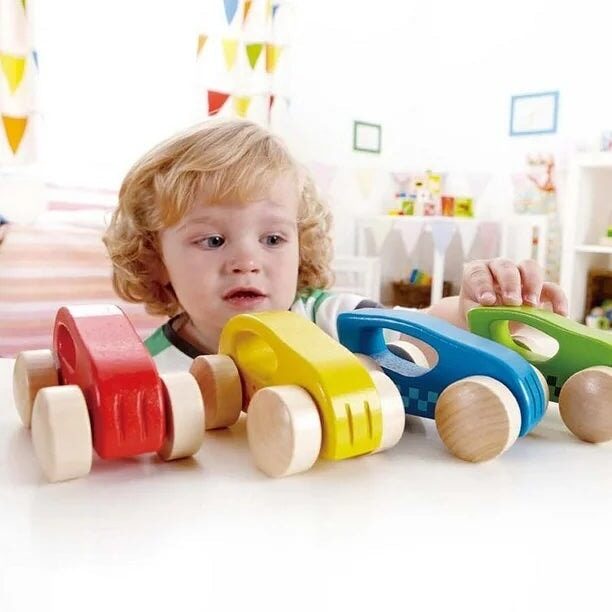 jouet voiturettes bois couleurs Hape Mlle et Coco