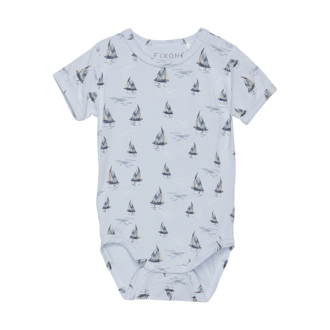 cache-couches bleu motifs bateaux vêtement bébé Fixoni
