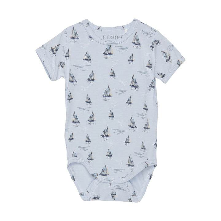 cache-couches bleu motifs bateaux vêtement bébé Fixoni