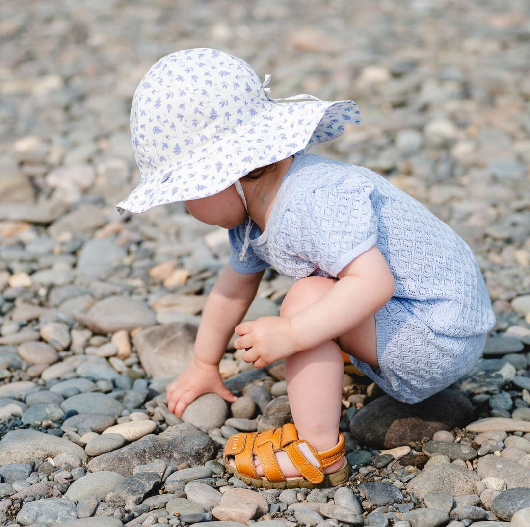 Chapeau de soleil UV blanc motif fleurs Calikids Mlle et Coco 