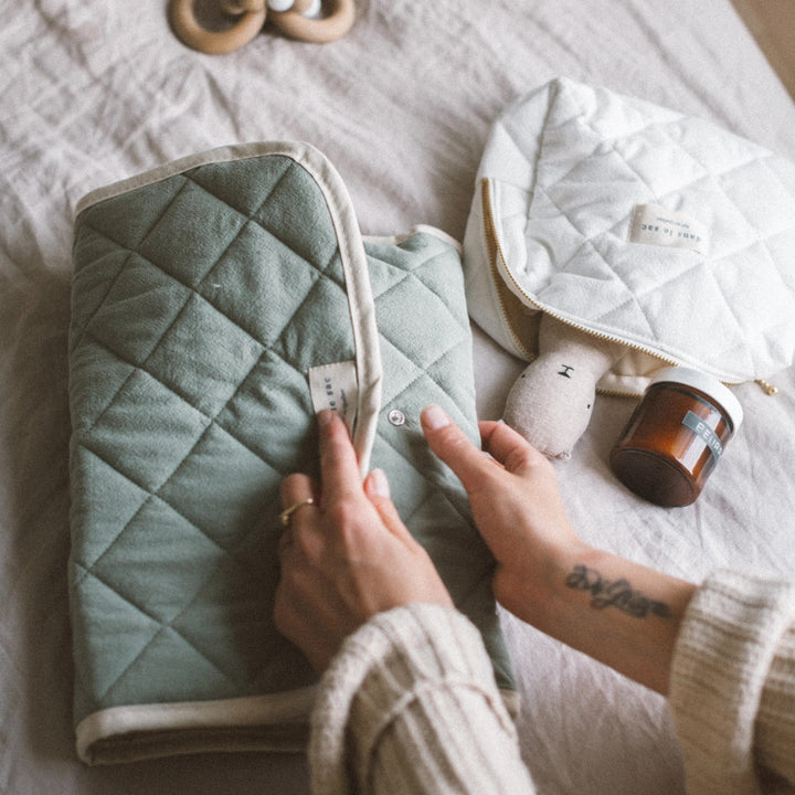 Tapis de change matelassé menthe Dans le sac Mlle et Coco