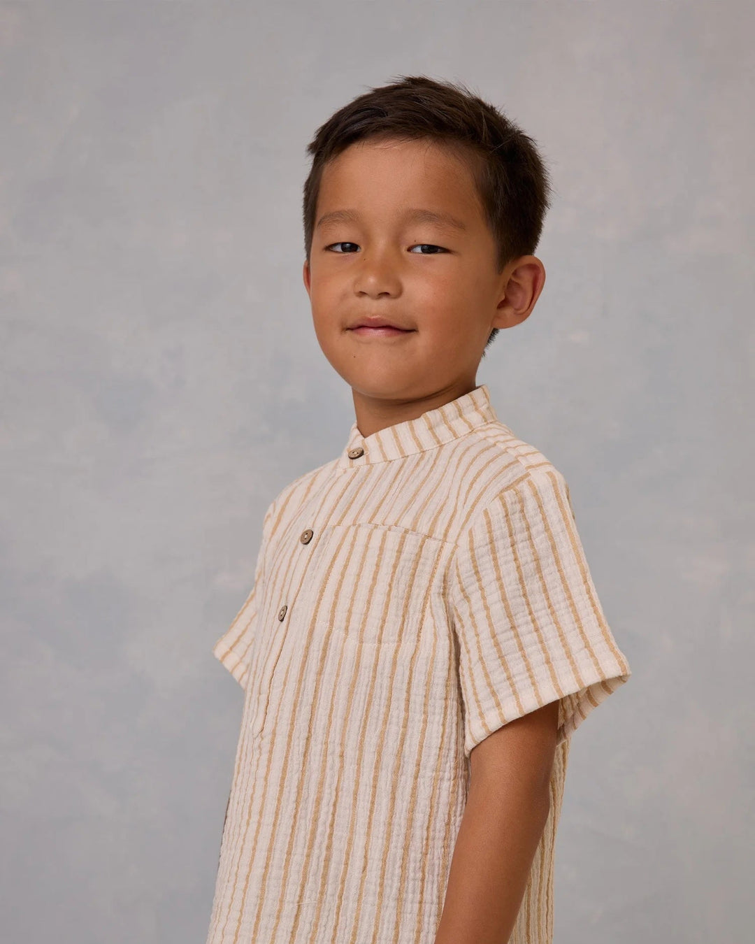 Chemise à manches courtes Mason rayée ivoire et caramel Rylee + Cru Mlle et Coco