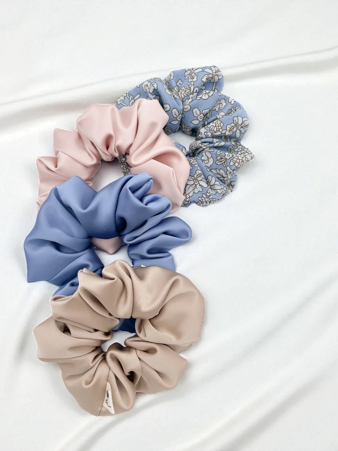 Chouchou en coton fleuris bleu vintage enfant et adulte produit québécois Ananas Mlle et Coco