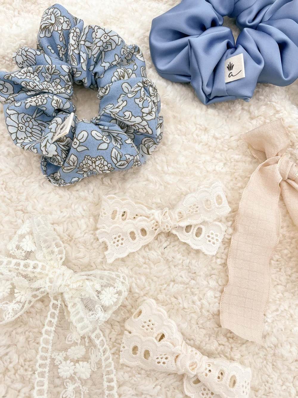 Chouchou en coton fleuris bleu vintage enfant et adulte produit québécois Ananas Mlle et Coco