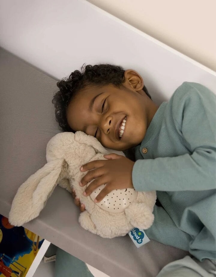Veilleuse et projecteur lampe crépuscule Lapin beige Charlie Cloud B Mlle et Coco