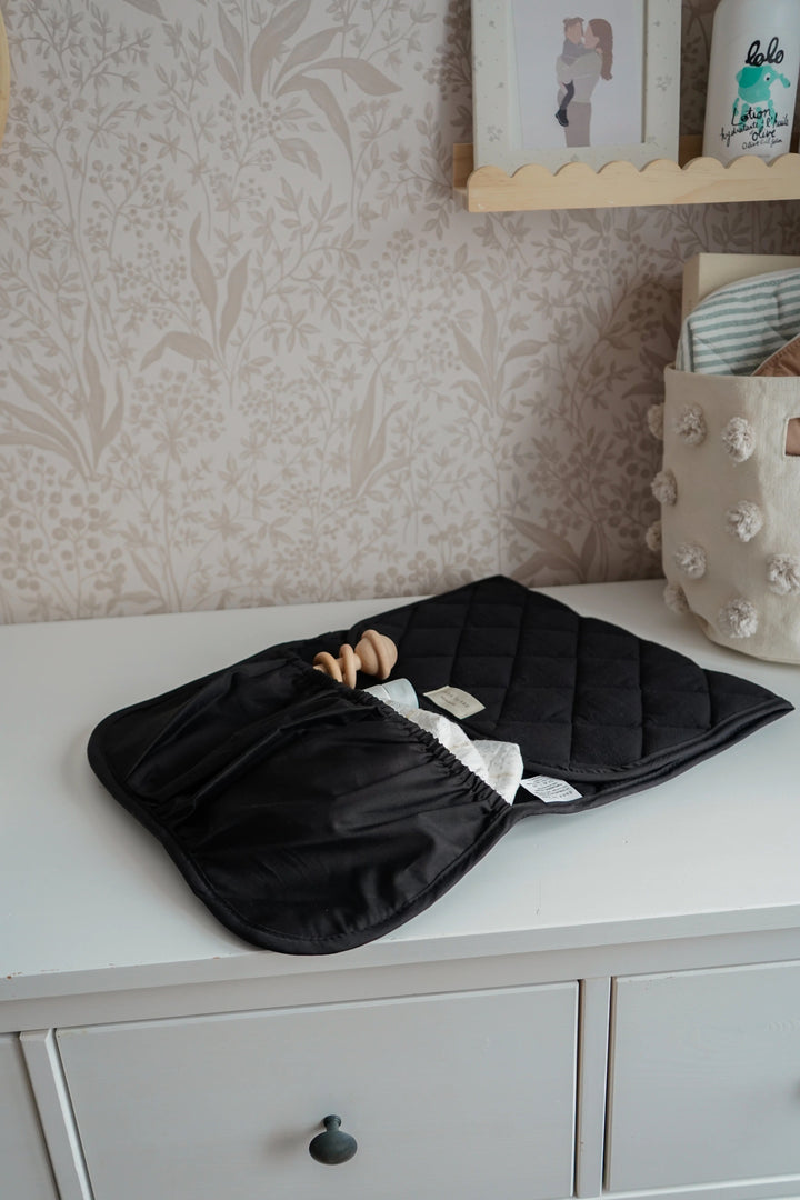 Tapis de change matelassé noir Dans le sac Mlle et Coco