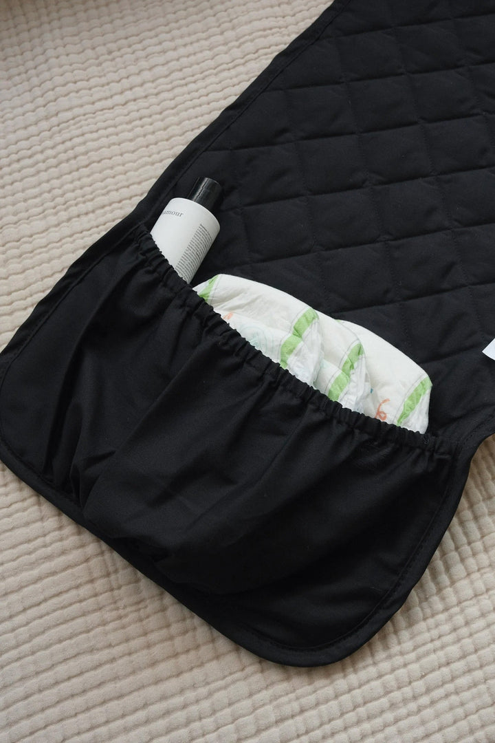 Tapis de change matelassé noir Dans le sac Mlle et Coco