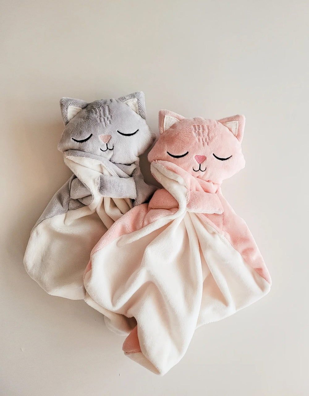 Doudou chat Ferguson endormi gris Veille sur toi Mlle et Coco