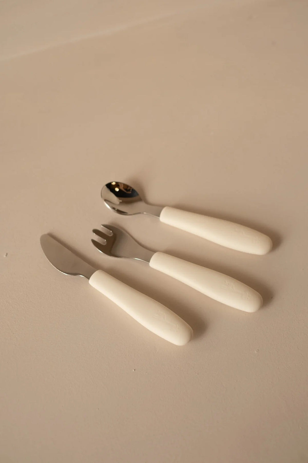 Ensemble d’ustensiles pour enfants acier inoxydable et silicone alimentaire blanc crème Micasso Mlle et Coco