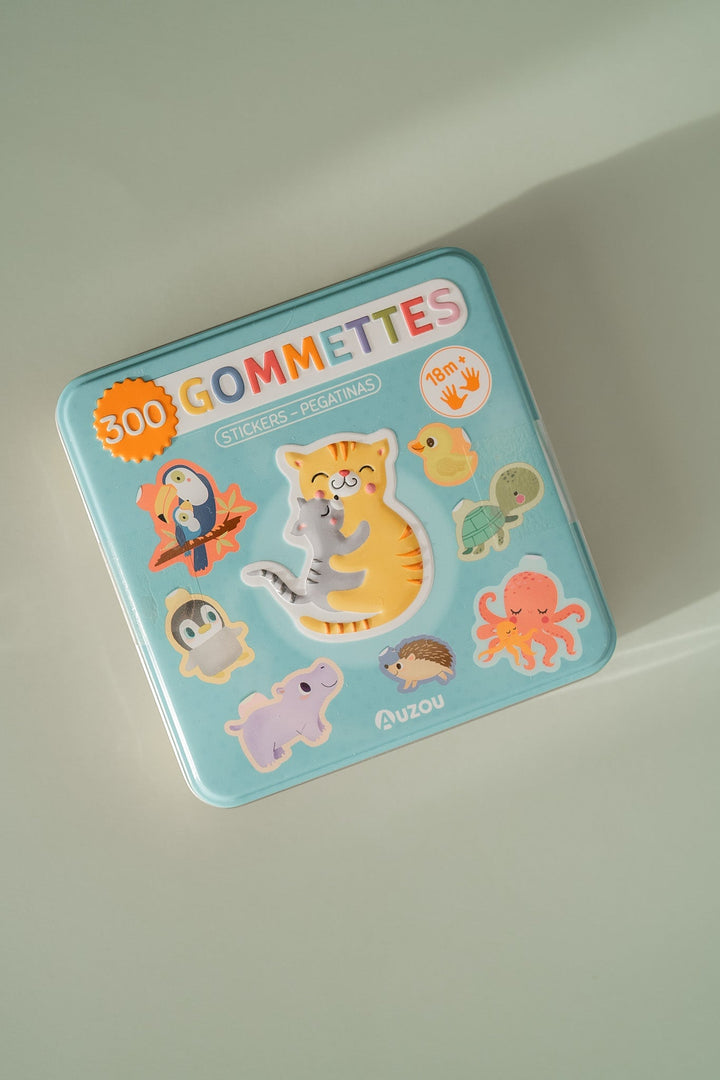 Boîte en métal contenant 300 gommettes thématique Bébé Animaux de Auzou