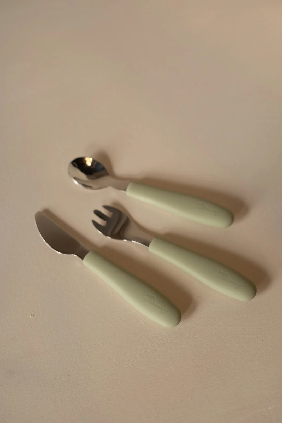 Ensemble d’ustensiles pour enfants acier inoxydable et silicone alimentaire vert tendre Micasso Mlle et Coco