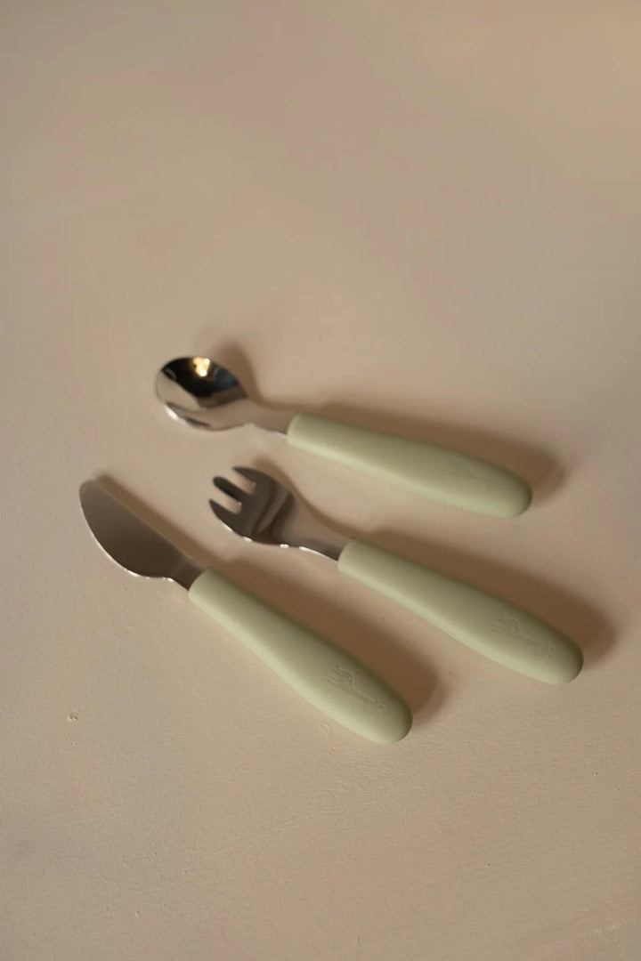 Ensemble d’ustensiles pour enfants acier inoxydable et silicone alimentaire vert tendre Micasso Mlle et Coco