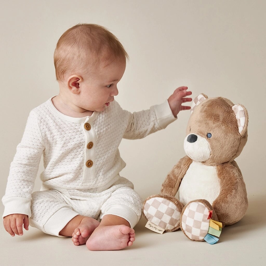 ourson sensoriel itzy ritzy peluche Mlle et Coco