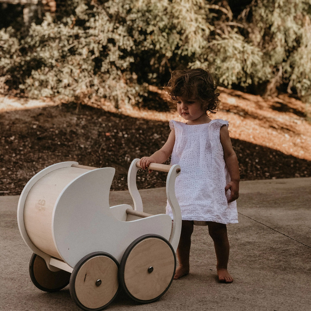 Petite poussette en bois blanche Kinderfeets Mlle et Coco
