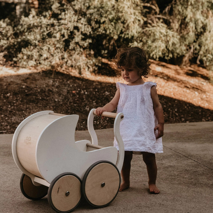 Petite poussette en bois blanche Kinderfeets Mlle et Coco