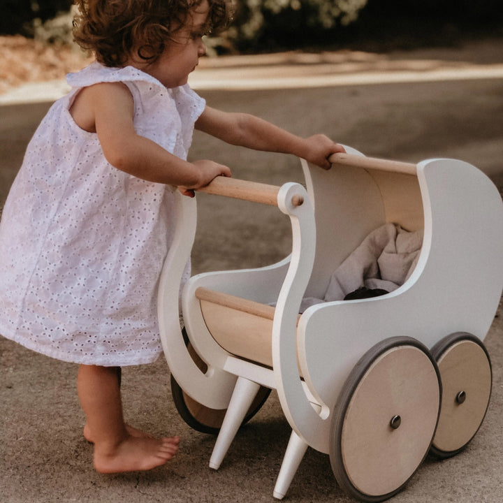 Petite poussette en bois blanche Kinderfeets Mlle et Coco