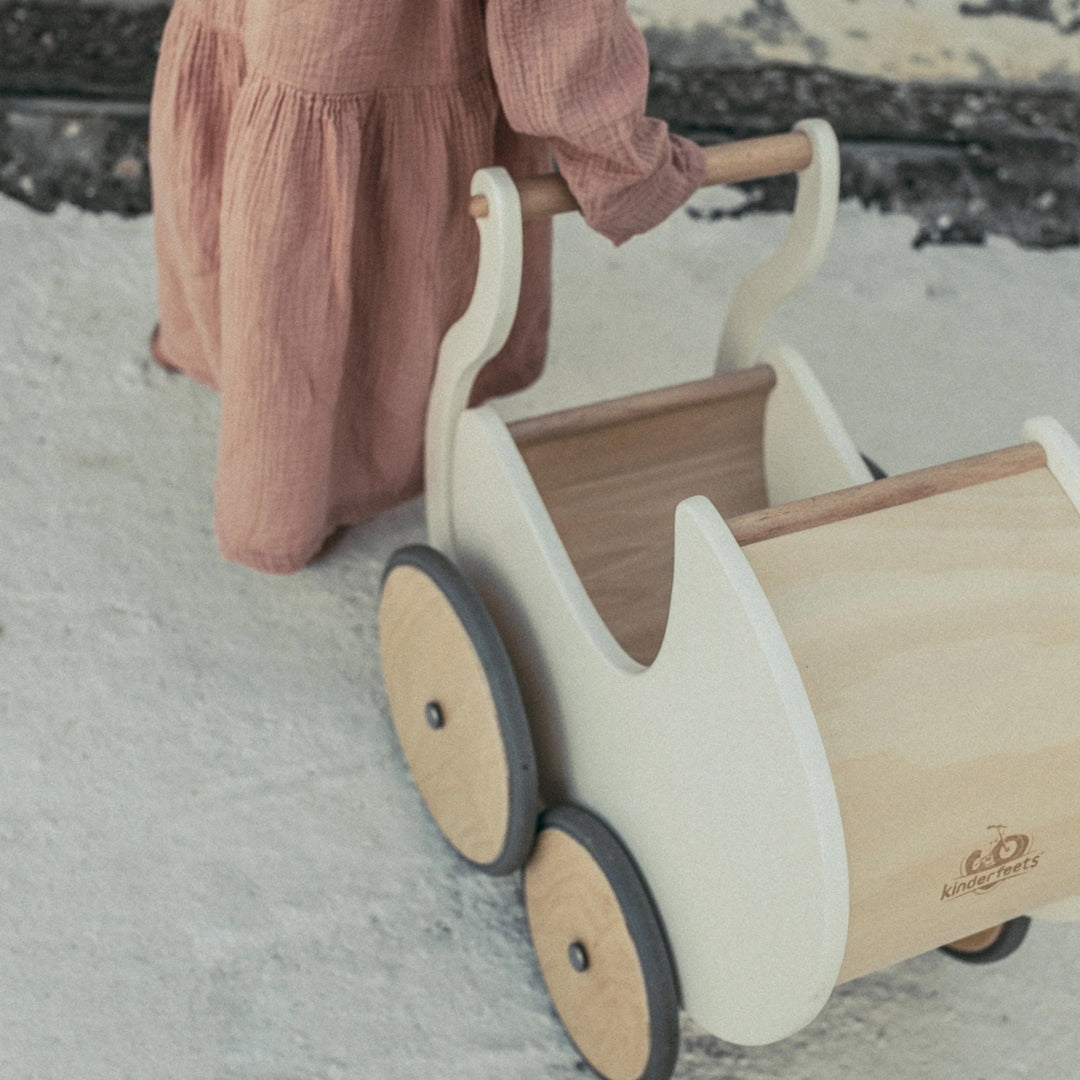 Petite poussette en bois blanche Kinderfeets Mlle et Coco