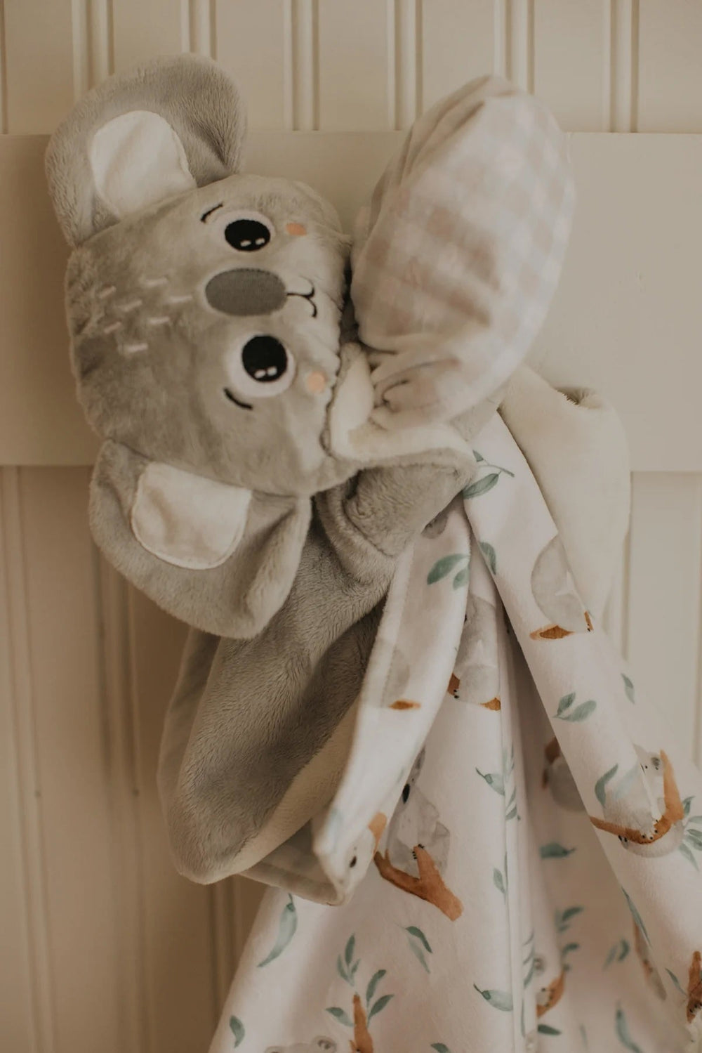 toutou doudou Koala Billie gris veille sur toi