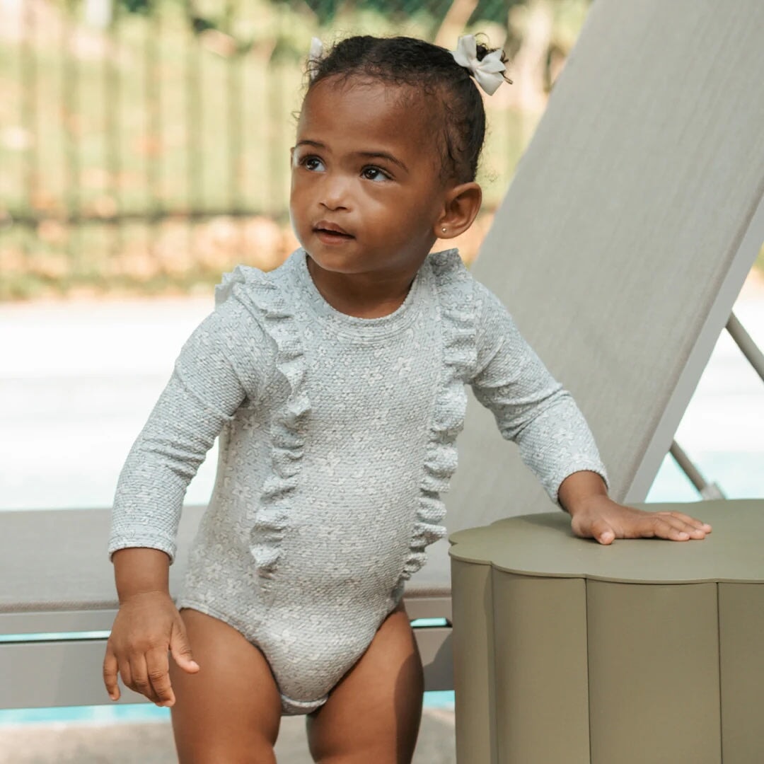 Maillot manches longues une pièce bleu poudre motif fleurs Petit Lem Mlle et Coco
