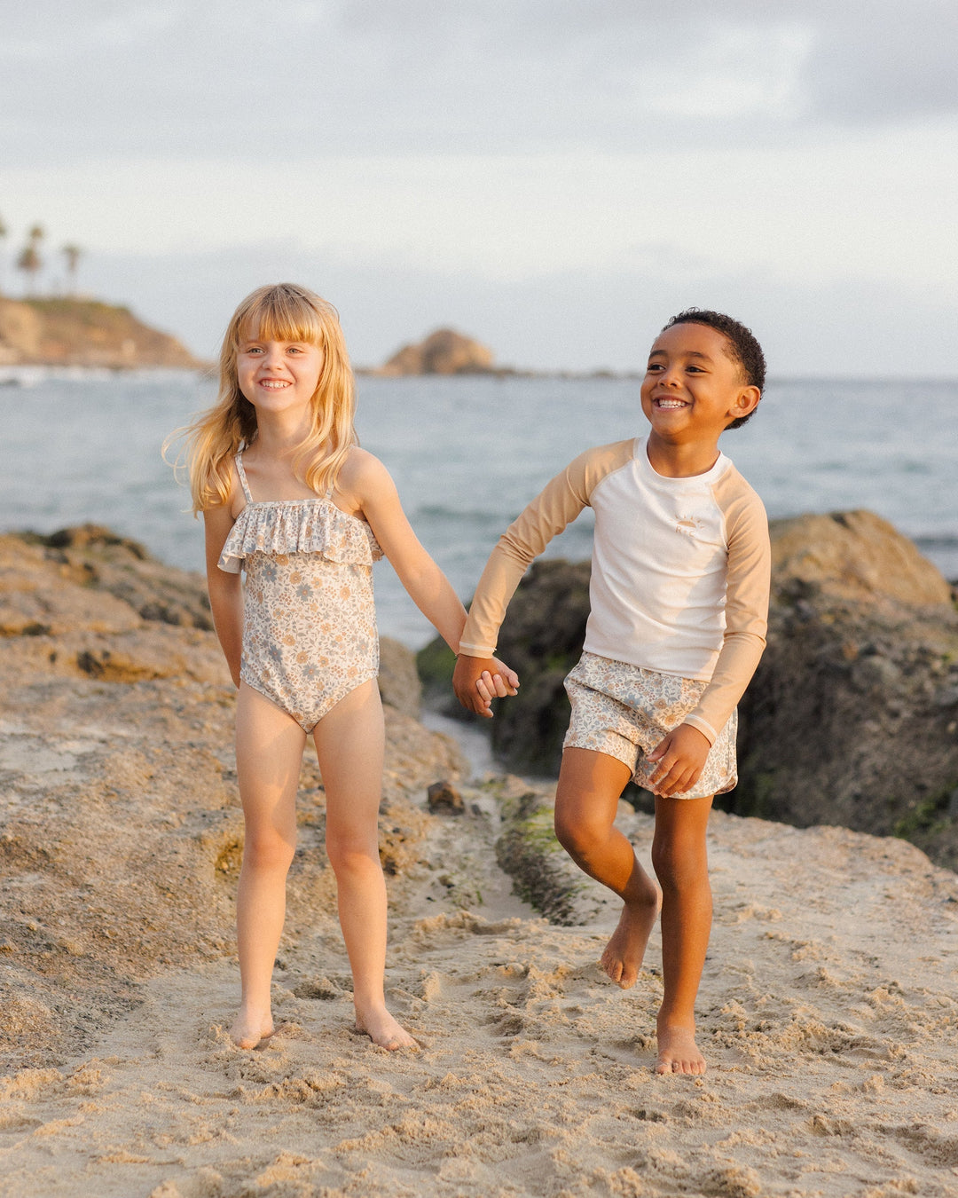 Chandail de piscine uv rashguard ivoire et caramel Rylee + Cru Mlle et Coco