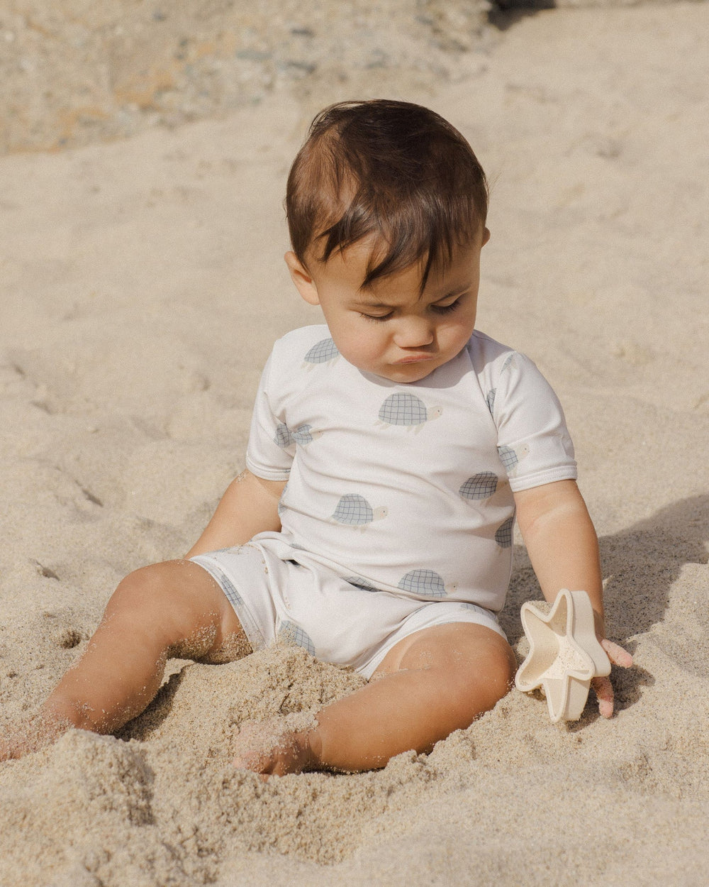 Maillot de bain barboteuse ivoire motif tortues de mer Rylee + Cru Mlle et Coco