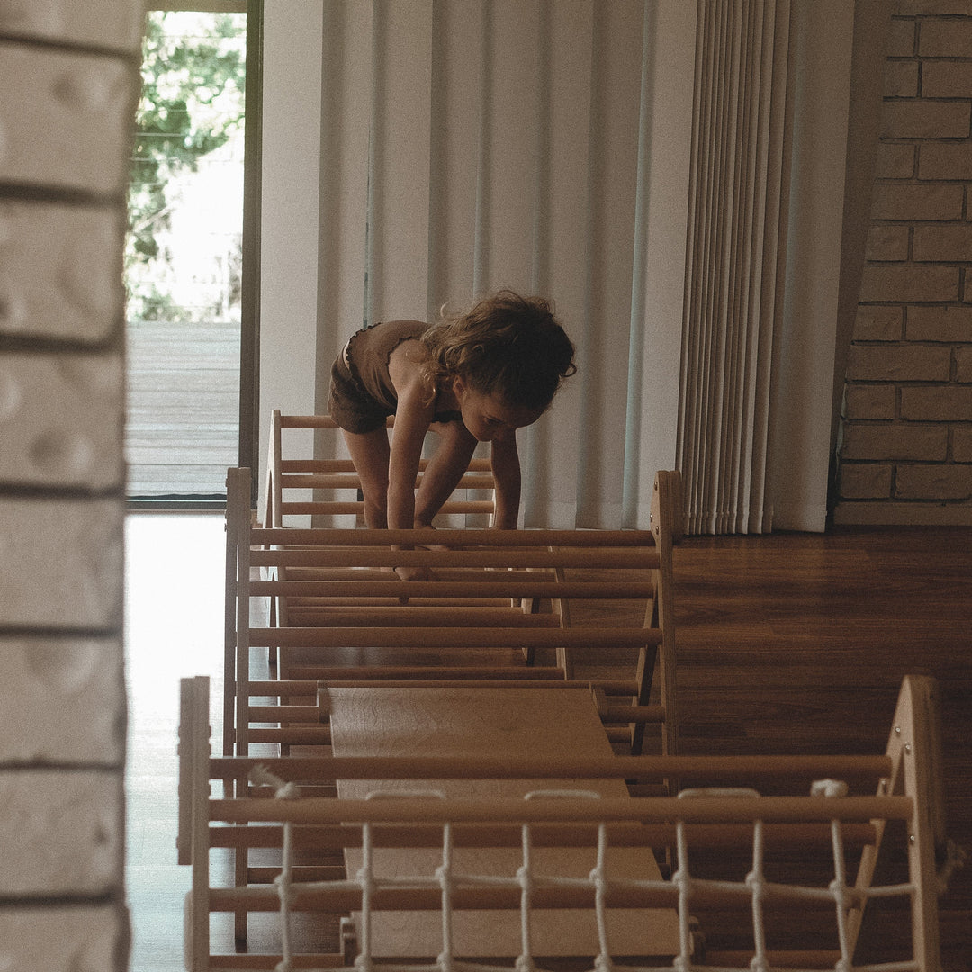 Salle de sport Pikler Petit Triangle en bois Kinderfeets Mlle et Coco