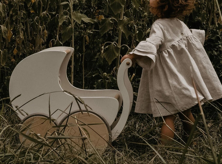 Petite poussette en bois blanche Kinderfeets Mlle et Coco