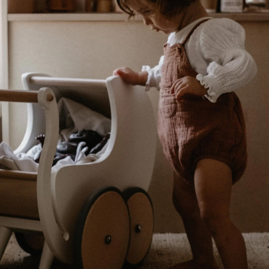 Petite poussette en bois blanche Kinderfeets Mlle et Coco