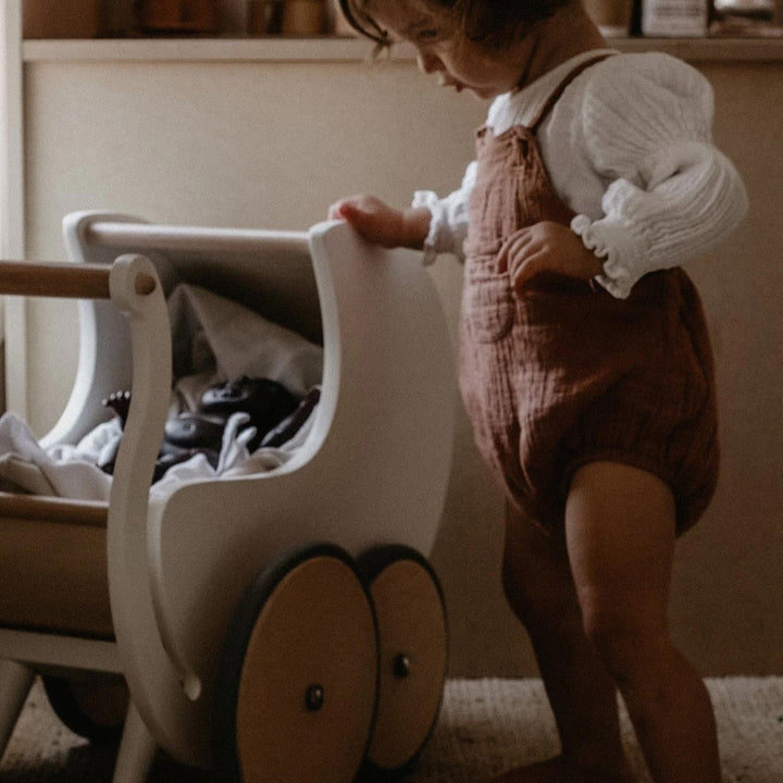 Petite poussette en bois blanche Kinderfeets Mlle et Coco