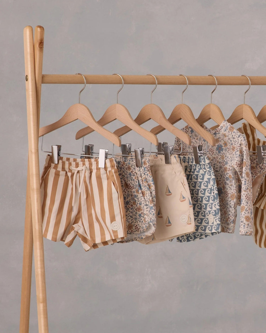 Short maillot de bain ivoire rayé caramel Rylee + Cru Mlle et Coco