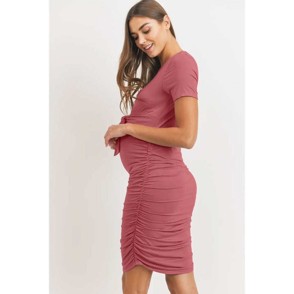 Robe de maternité froncée à manches courtes et taille nouée rose Hello Miz Mlle et Coco