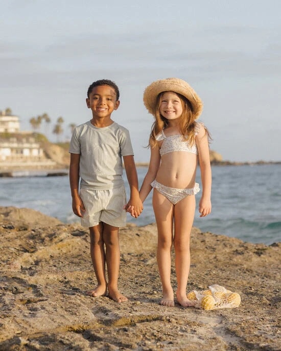 Chandail de piscine à manches courtes sauge Rylee + Cru Mlle et Coco