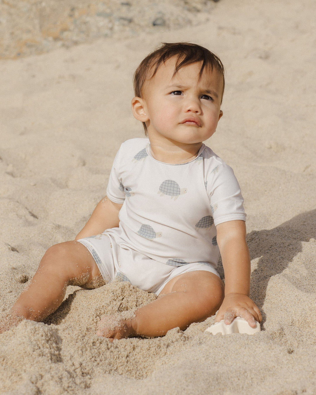 Maillot de bain barboteuse ivoire motif tortues de mer Rylee + Cru Mlle et Coco