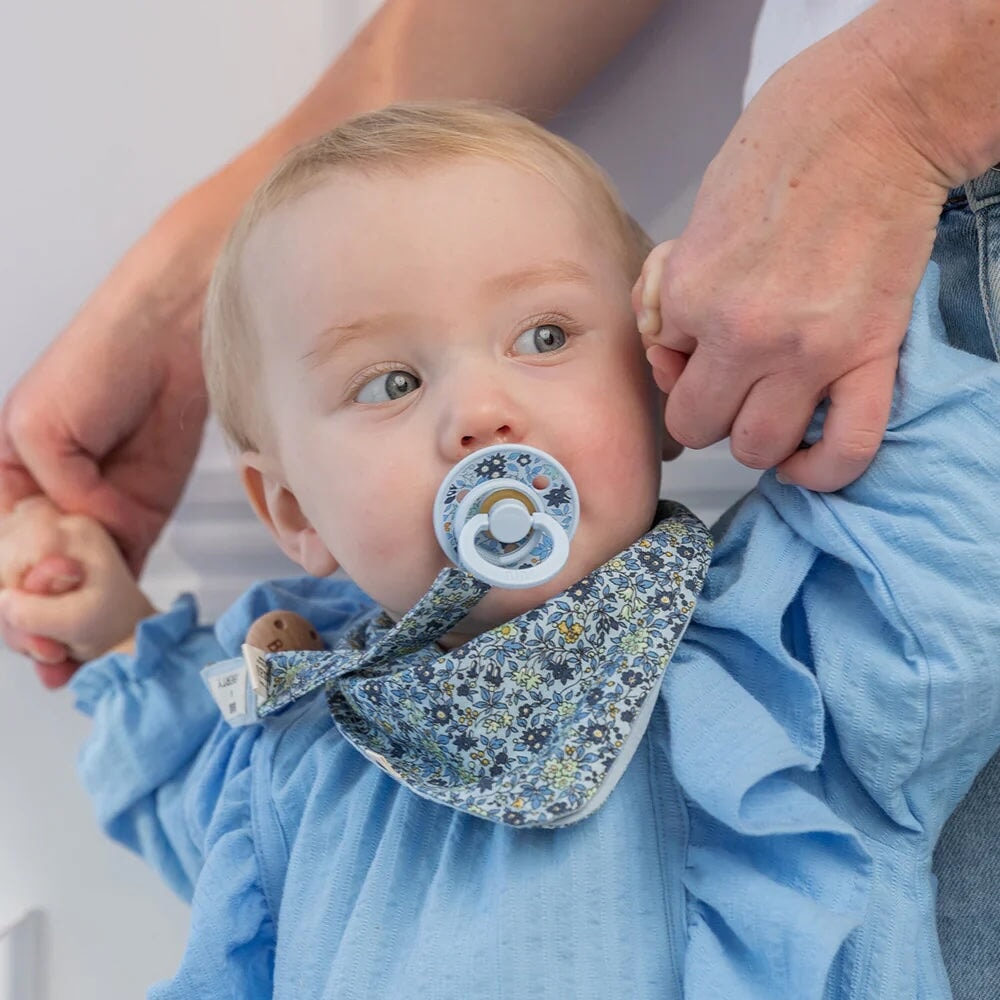 Suce Liberty Chamomile bleu mix Bibs Mlle et Coco